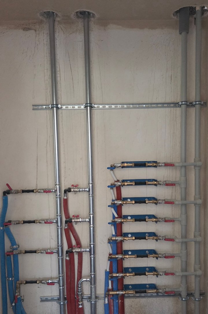Rozdzielacz instalacji wodnej z podejściami do odbiorników